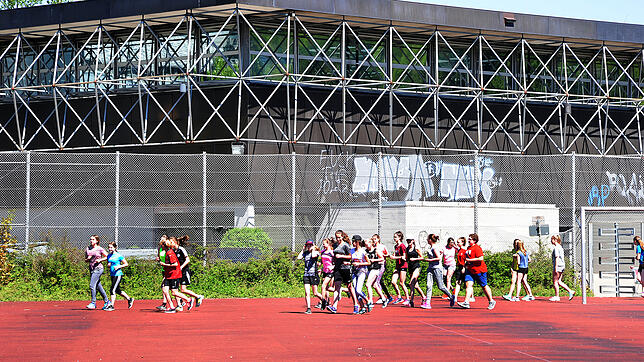 Auch 2019 bleibt der Sportplatz am Gymnasium am Hoptbühl dicht.