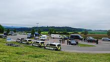 Etliche Fahrzeuge und Beamte von Zoll und Polizeibehörden stehen beim Autobahnkreuz Bad Dürrheim am Mittwoch, 24. Mai, auf den Rastplatz ...