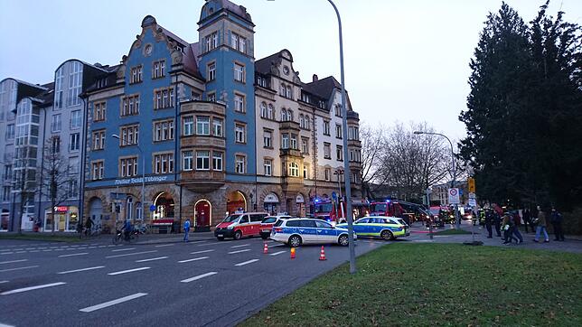 Einsatzkräfte sperren die Spanierstraße auf Höhe des Hallenbads.