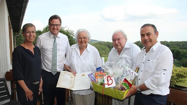 Gemeinsam mit Gästen wird gefeiert (von links) Monika Maiwald, Bürgermeister Henrik Wengert, Margarete, Klaus und Heinz Maiwald.