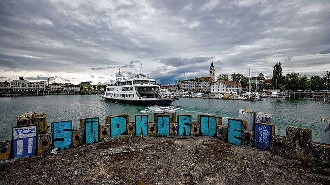 Fans des FC Zürich haben den Hafen in Romanshorn vollgeschmiert. Mittlerweile ist der Schriftzug übermalt: Mit dem grün-weiß des FC St. ...