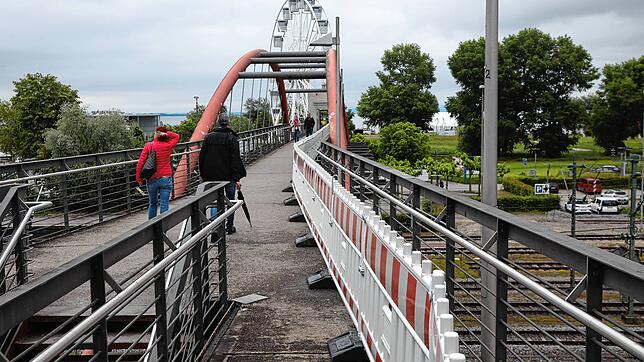 Die Absperrgitter auf der Brücke beim Lago-Einkaufszentrum sind nicht etwa der Auftakt zu einer Sanierung. Sie erfüllen einen anderen Zweck.