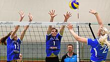 Dieser Ball darf nicht durch: Die Villingerinnen Jule Gaisser (links) und Single Klara beim Block. Bild: Joachim Klein