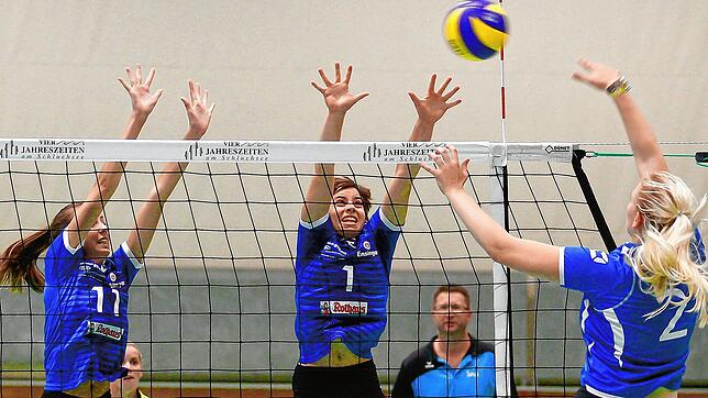 Dieser Ball darf nicht durch: Die Villingerinnen Jule Gaisser (links) und Single Klara beim Block. Bild: Joachim Klein