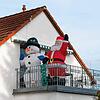 Schneemann und Weihnachtsmann als aufgeblasene Dekoration ist vielerorts zu finden.