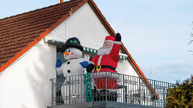 Schneemann und Weihnachtsmann als aufgeblasene Dekoration ist vielerorts zu finden.
