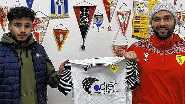 Neues Trikot: Enes Özkan (links) hat den FC Wallbach verlassen und wird von Sportchef Gianfranco Olivieri als Neuzugang des FSV ...