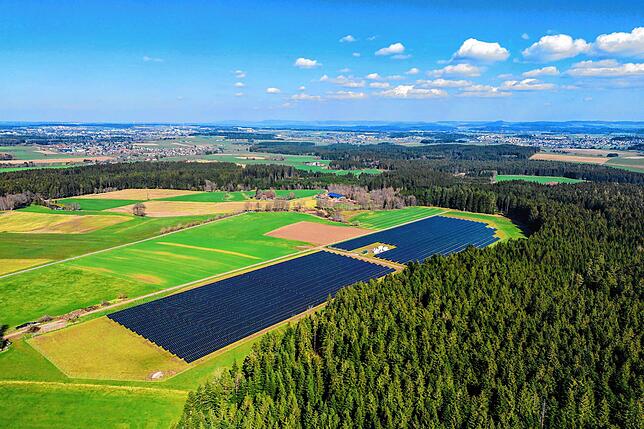 Diese bestehende Photovoltaikanlage bei den Spitalhöfen auf Gemarkung Pfaffenweiler hat eine Größe von ungefähr acht bis neun Hektar. ...