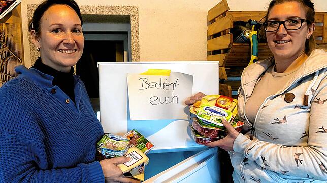 Lebensmittel teilen statt sie wegzuwerfen, ist für Isabelle Mainka und Laura Mertz (von links) von der Foodsharing-Aktionsgruppe eine ...