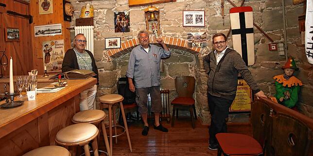 Sie sind stolz, den Pulverturm mit Leben füllen zu können (von links): Historiker Daniel Groß, Turmwächter Karl-Heinz Nack und Mario ...
