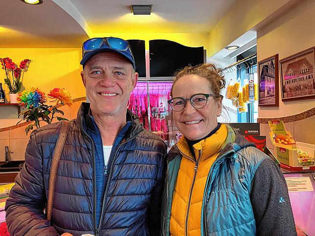 Sonja und Roland Volk sind kaufen seit Jahren bei der Metzgerei Holwegler ein: &bdquo;Weil wir dann wissen, wo das Tier herkommt und wie ...