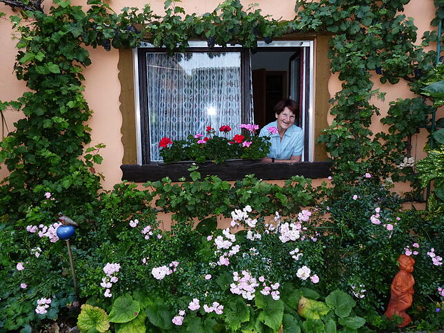 Mit einer grünen und blühenden Fassade ist der Holzschopf verdeckt, in dem Brigitte Wengert bügelt und in dem einige Pflanzen überwintern.