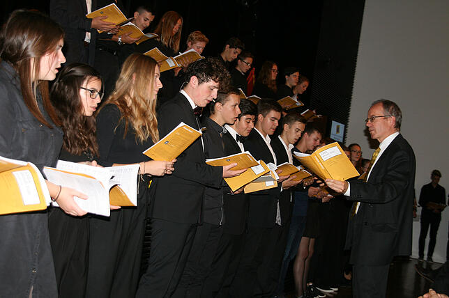 Der große HZG-Chor unter Leitung von Mathias Trost beendete das tolle Bühnenprogramm zum 200-jährigen Bestehen des Hohenzollern-Gymnasiums.