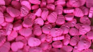 In der Bauchtasche eines mutmaßlichen Dealers hat die Polizei Ecstasy-Pillen gefunden. (Symbolbild)