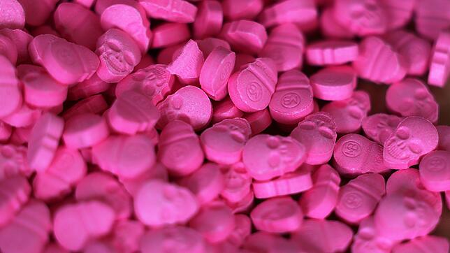 In der Bauchtasche eines mutmaßlichen Dealers hat die Polizei Ecstasy-Pillen gefunden. (Symbolbild)