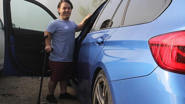 Ein tiefer gelegtes Auto ist für ihn am besten: Silvan Schwarz vor seinem BMW. Unten: Die Pedale für Gas und Bremse wurden vorgezogen, ...