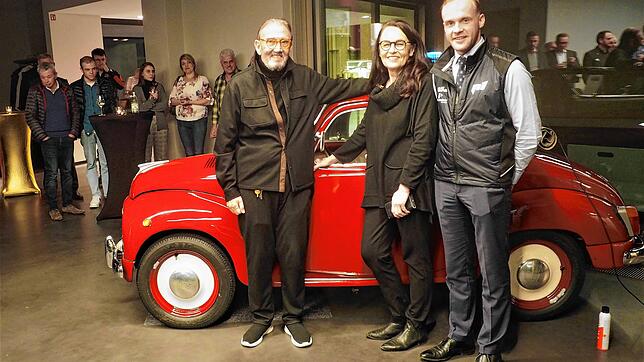 Hermann Maier und Gabriela Unbehaun-Maier hatte aus ihrer Oldtimersammlung einen Fiat Topolino mit dem synthetischen Kraftstoff (E-Fuel) ...