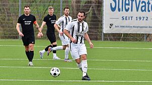 Keine leichte Situation: Kapitän Lukas Schmeller (vorn) ist mit dem FC Wittlingen Tabellenvorletzter und muss am Sonntag zum ...