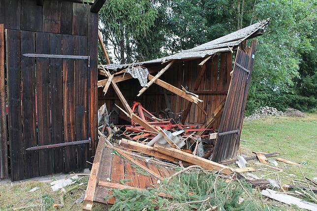 Ein heftiger Sturm zieht im Juli durch Waldhausen. Er entwurzelt einen Baum, der schließlich in einen Schopf kracht. Bild: Lutz Rademacher