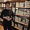 Michaela Huse steht in ihrem Laden vor einem Regal mit ihren Produkten. Seit 2018 führt sie das Geschäft mit ihren eigenen Kreationen in ...