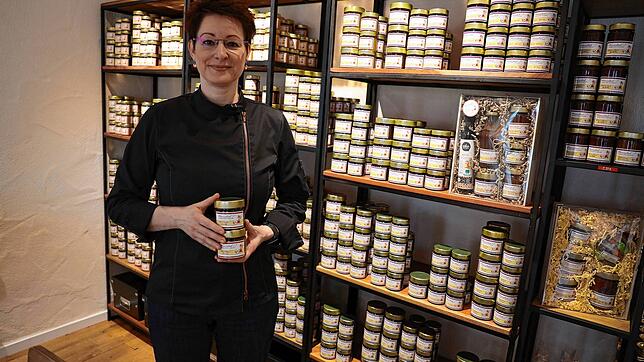 Michaela Huse steht in ihrem Laden vor einem Regal mit ihren Produkten. Seit 2018 führt sie das Geschäft mit ihren eigenen Kreationen in ...