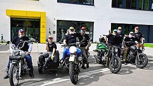 Harte Jungs mit gutem Herz auf schweren Bikes: Die Teilnehmer der Barbersride-Tour, die Geld für kranke Kinder sammeln, vor der Firma ...