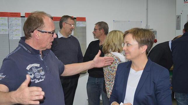 Chefin Sigrid Krebs-Hattler (rechts) im Gespräch mit ihren Unternehmerkollegen. Bild: Gerhard Jerger