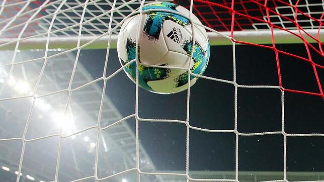 Ein Fußball fliegt ins Netz. Wie treffsicher sind Sie mit ihrem Fußballwissen?