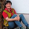 Brigitte Wiedemann, die frühere Präsidentin der Weiler Büllebläri, neben einer geschnitzten Zunftfigur. Deren Tränen werden ...