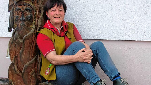 Brigitte Wiedemann, die frühere Präsidentin der Weiler Büllebläri, neben einer geschnitzten Zunftfigur. Deren Tränen werden ...