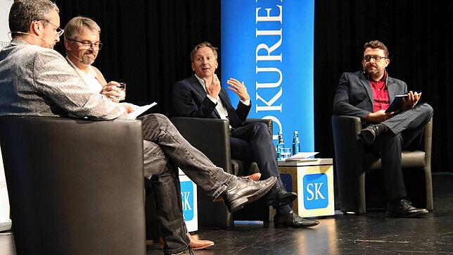 Andreas Gerber (Moderator), Herausforderer Martin Gruner, OB Philipp Frank und Markus Baier (Moderator) in der SÜDKURIER-Wahlarena zur ...