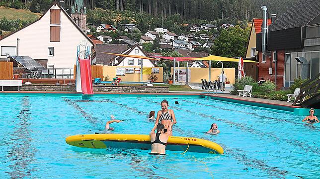 Der Umgang mit dem Rettungsbrett macht Spaß und ist ein gutes Training für die Jugendlichen im Vöhrenbacher Schwimmi.