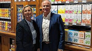 Auch wenn noch nicht alles problemlos läuft: Geschäftsführerin Sabine Seibl und Jürgen Baur, Inhaber der Edeka-Baur-Märkte, freuen sich ...