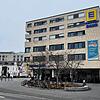 Das E-Center Baur in Petershausen-West: Hier scheiterten am Wochenende die Personen, die durch ein Fenster einsteigen wollten.