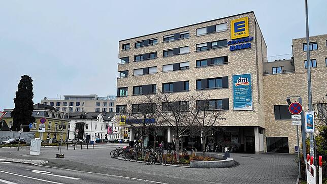 Das E-Center Baur in Petershausen-West: Hier scheiterten am Wochenende die Personen, die durch ein Fenster einsteigen wollten.