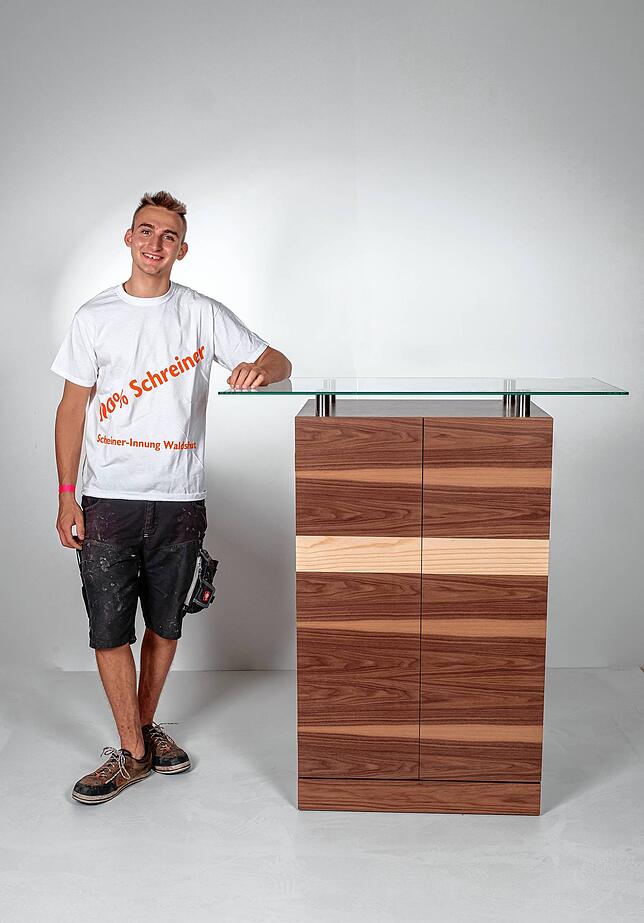 Bild 16: Von der Mini-Bar bis zum Schminktisch: So kreativ sind die Schreiner-Gesellen aus dem Kreis Waldshut