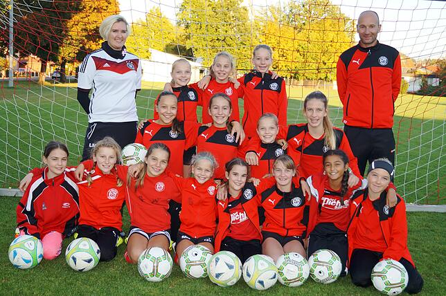 Die D-Juniorinnen vom FC Rot-Weiß Salem sind wie ihre Trainer Philipp Stehle (rechts) und Lena Metzler (links) davon überzeugt, dass sie ...