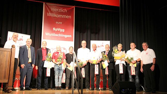 In zwei Blöcken wurden die Ehrungen beim Festbankett der Sportvereinigung Wutöschingen vorgenommen. Im Bild sind die Verbandsehrungen. ...