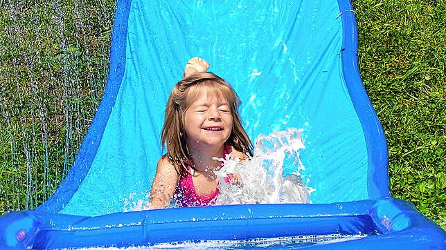 Annasophia Groß wie sie Spaß beim Wasserrutschen hat