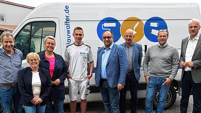 Gerhard und Sylvia Dauwalter (von links) sind glücklich, ihren Betrieb in Owingen an den jungen Raphael Kempter (Vierter von links) ...