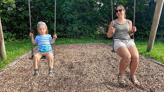 Lio ist mit seiner Mutter Simone Andris morgens um halb Zehn der erste auf dem Hubenloch-Spielplatz. Zwar fehlen noch die ...