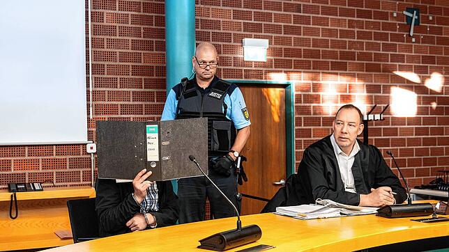Der Angeklagte (links) schweigt weiter vor dem Landgericht Konstanz. Vertreten wird er von Marc Decker (rechts.