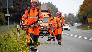 Arbeiten an der B31 neu zwischen Überlingen und Stockach: Die Männer in Orange mähen, mulchen, putzen, reparieren in einem Gewaltakt an ...