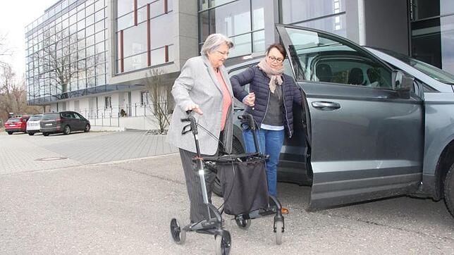 Ursula Kübler (links), die seit fast einem Jahrzehnt im Seniorenpark „Seefelder Aach“ wohnt, benötigt Hilfe. Diese erhält sie vom Verein ...