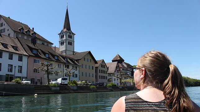 SÜDKURIER-Volontärin Jeanne Lutz paddelt mit dem Kanu auf dem Hochrhein entlang der Stadt Diessenhofen. Der Rhein fließt hier ...