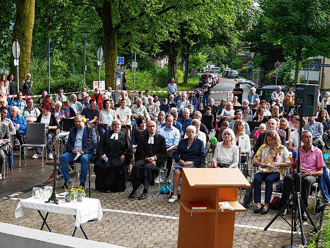 Im Rahmen eines Freiluftgottesdienstes wurde Pfarrer Winfried Oelschlegel verabschiedet.