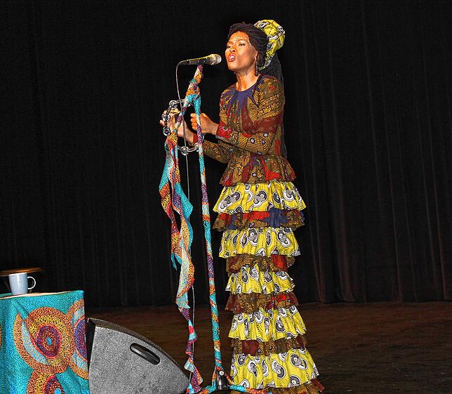Ausdrucksstark und überzeugend: die südafrianische Sängerin Thabilé bei ihrem Auftritt in der Waldshuter Stadthalle 2020.