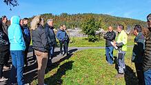 Der Immendinger Rat informiert sich bei seiner Waldbegehung auch über das Nassholzlager der Gemeinde. Der Lagerplatz an der Donau bei ...