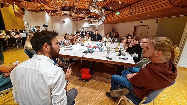 Der künftige SPD-Abgeordnete Takis Mehmet Ali (l.) bei einer Wahlkampf-Veranstaltung in Schopfheim.