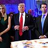 Auf diesem Foto vom 11. Januar 2017 steht der damalige US-Präsident Donald Trump mit seinen Kindern Ivanka und Donald Jr. während einer ...